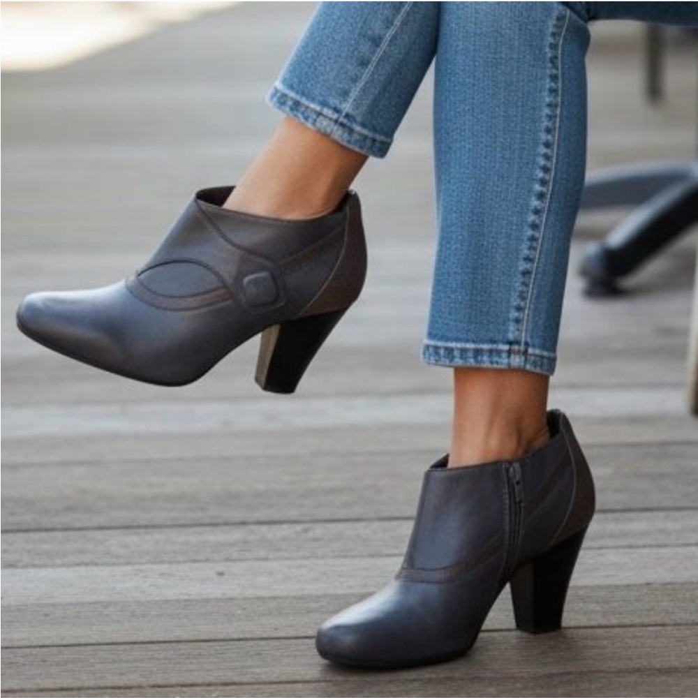Clarks Bendables Ruby Edge Dark grey/snakeskin Heeled Bootie 8.5